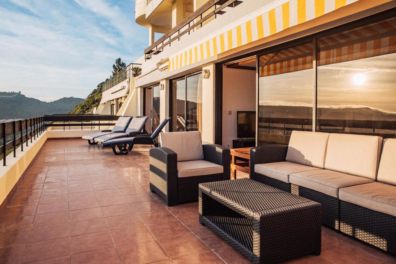 With A Stunning View Over Apartment Sesimbra