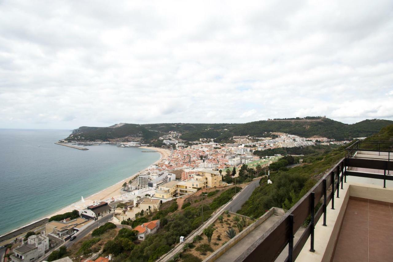 With A Stunning View Over * Sesimbra