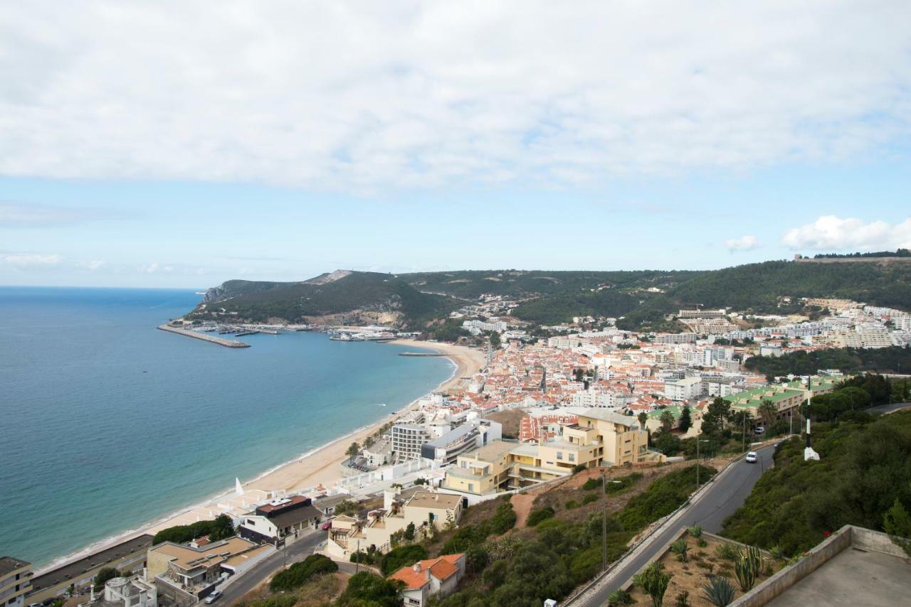 With A Stunning View Over * Sesimbra