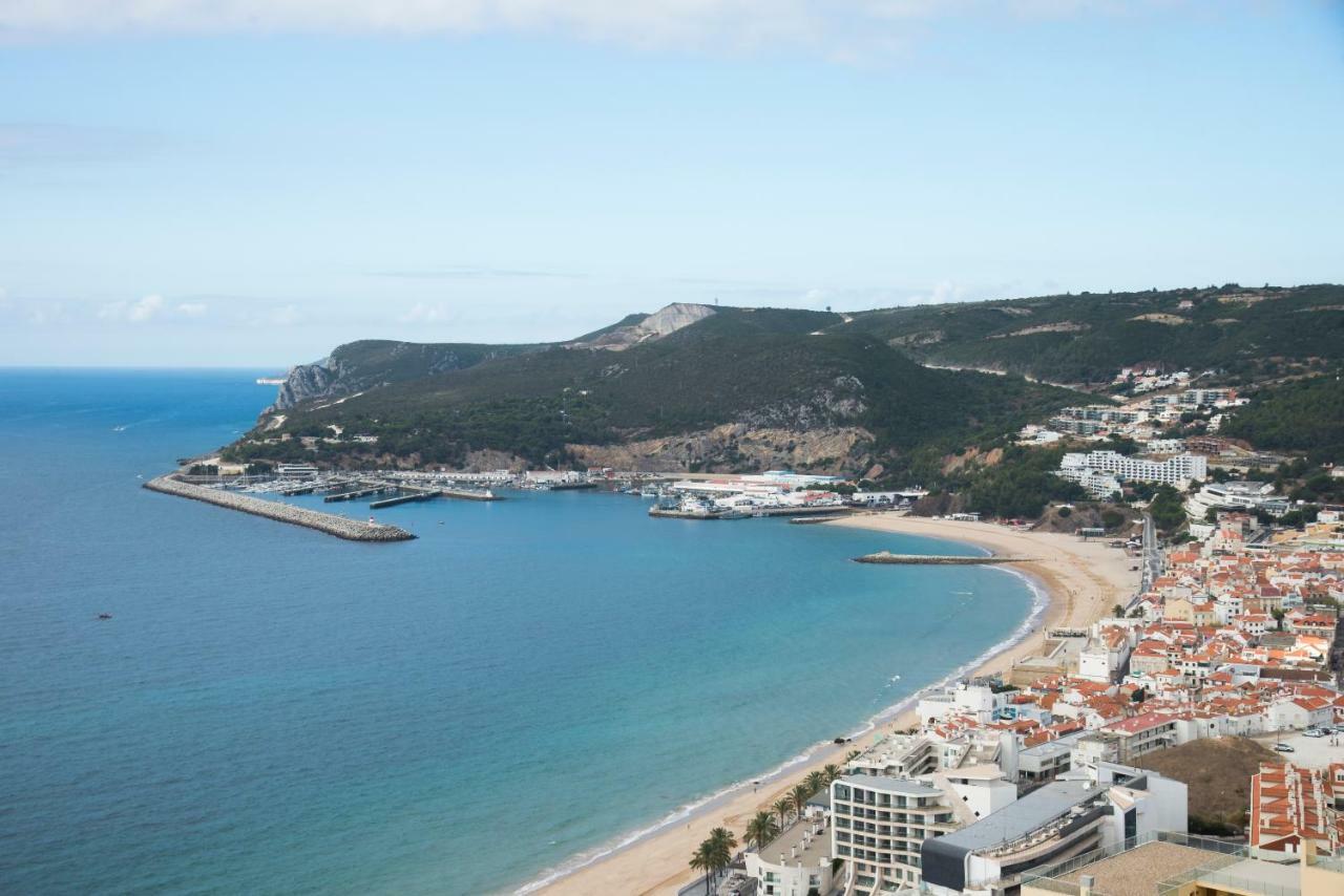 With A Stunning View Over * Sesimbra
